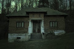Ανατριχιαστικό συχνασμένο σπίτι με τη σκοτεινή ατμόσφαιρα φρίκης Μια μαύρες γάτα και μια πανσέληνος πίσω από τη frightful σκηνή στοκ φωτογραφία με δικαίωμα ελεύθερης χρήσης Ανατριχιαστικό συχνασμένο σπίτι με τη σκοτεινή ατμόσφαιρα φρίκης Μια μαύρες γάτα και μια πανσέληνος πίσω από τη frightful σκηνή στοκ φωτογραφία με δικαίωμα ελεύθερης χρήσης