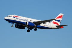 Αναχώρηση επιβατών αεροπλάνου γ-EUPM airbus A319 της British Airways στον αερολιμένα της Μαδρίτης Barajas στοκ εικόνες με δικαίωμα ελεύθερης χρήσης Αναχώρηση επιβατών αεροπλάνου γ-EUPM airbus A319 της British Airways στον αερολιμένα της Μαδρίτης Barajas στοκ εικόνες με δικαίωμα ελεύθερης χρήσης