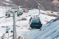 Ανελκυστήρες κατά τη διάρκεια της φωτεινής χειμερινής ημέρας στοκ εικόνα Ανελκυστήρες κατά τη διάρκεια της φωτεινής χειμερινής ημέρας στοκ εικόνα