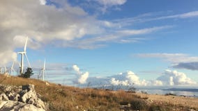 Ανεμοστρόβιλοι timelapse με τα σύννεφα Ανεμοστρόβιλοι timelapse με τα σύννεφα