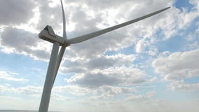 Ανεμόμυλος που παράγει την ηλεκτρική ενέργεια από τον αέρα στο υπόβαθρο εκτός αν ο ουρανός είναι η κατώτατη άποψη Εναέρια έρευνα απόθεμα βίντεο Ανεμόμυλος που παράγει την ηλεκτρική ενέργεια από τον αέρα στο υπόβαθρο εκτός αν ο ουρανός είναι η κατώτατη άποψη Εναέρια έρευνα απόθεμα βίντεο
