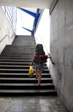 Ανερχόμενος σκαλοπάτια Backpacker στον ανατολικο-ευρωπαϊκό σταθμό τρένου στοκ φωτογραφία Ανερχόμενος σκαλοπάτια Backpacker στον ανατολικο-ευρωπαϊκό σταθμό τρένου στοκ φωτογραφία