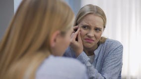 Ανησυχημένα νέα squishing σπυράκια γυναικών στο πρόσωπο μπροστά από τον καθρέφτη, αβεβαιότητες απόθεμα βίντεο Ανησυχημένα νέα squishing σπυράκια γυναικών στο πρόσωπο μπροστά από τον καθρέφτη, αβεβαιότητες απόθεμα βίντεο