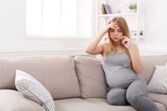 Ανησυχημένη έγκυος γυναίκα που μιλά στο διάστημα τηλεφωνικών αντιγράφων Στοκ Φωτογραφία Ανησυχημένη έγκυος γυναίκα που μιλά στο διάστημα τηλεφωνικών αντιγράφων Στοκ Φωτογραφία