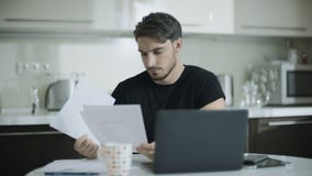 Ανησυχημένο επιχειρησιακό άτομο που φαίνεται χώρος εργασίας εγγράφων στο σπίτι Πορτρέτο του ατόμου φιλμ μικρού μήκους Ανησυχημένο επιχειρησιακό άτομο που φαίνεται χώρος εργασίας εγγράφων στο σπίτι Πορτρέτο του ατόμου φιλμ μικρού μήκους