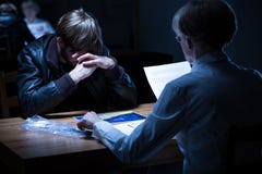 Ανησυχημένος αρσενικός ύποπτος κατά τη διάρκεια της ακρόασης Στοκ Φωτογραφίες Ανησυχημένος αρσενικός ύποπτος κατά τη διάρκεια της ακρόασης Στοκ Φωτογραφίες