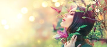 Ανθίζοντας δέντρα magnolia Συγκινητικά και μυρίζοντας άνοιξη magnolia λουλούδια νέων γυναικών ομορφιάς στοκ φωτογραφίες με δικαίωμα ελεύθερης χρήσης Ανθίζοντας δέντρα magnolia Συγκινητικά και μυρίζοντας άνοιξη magnolia λουλούδια νέων γυναικών ομορφιάς στοκ φωτογραφίες με δικαίωμα ελεύθερης χρήσης