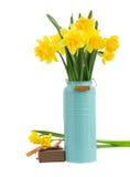 Ανθοδέσμη των λουλουδιών daffodils στο μπλε βάζο στοκ φωτογραφία Ανθοδέσμη των λουλουδιών daffodils στο μπλε βάζο στοκ φωτογραφία