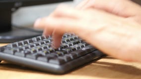 Ανθρώπινα χέρια που δακτυλογραφούν στο πληκτρολόγιο lap-top, που λειτουργεί στο πρόγραμμα για τον υπολογιστή on-line φιλμ μικρού μήκους Ανθρώπινα χέρια που δακτυλογραφούν στο πληκτρολόγιο lap-top, που λειτουργεί στο πρόγραμμα για τον υπολογιστή on-line φιλμ μικρού μήκους