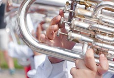 Ανθρώπινο χέρι που παίζει το flugelhorn στοκ εικόνα Ανθρώπινο χέρι που παίζει το flugelhorn στοκ εικόνα