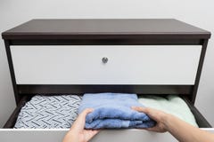 Ανοικτό συρτάρι χεριών γυναικών και να πάρει την πετσέτα Στοκ Φωτογραφίες Ανοικτό συρτάρι χεριών γυναικών και να πάρει την πετσέτα Στοκ Φωτογραφίες