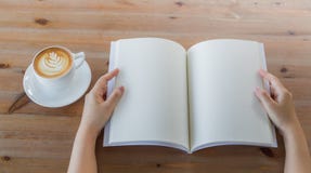 Ανοικτός κενός κατάλογος χεριών, περιοδικά, χλεύη βιβλίων επάνω στον ξύλινο πίνακα στοκ εικόνες Ανοικτός κενός κατάλογος χεριών, περιοδικά, χλεύη βιβλίων επάνω στον ξύλινο πίνακα στοκ εικόνες