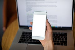 Ανοικτός φορητός προσωπικός υπολογιστής με τον ιστοχώρο στο όργανο ελέγχου Κινητό τηλέφωνο και σημειωματάριο χρήσης στοκ φωτογραφία Ανοικτός φορητός προσωπικός υπολογιστής με τον ιστοχώρο στο όργανο ελέγχου Κινητό τηλέφωνο και σημειωματάριο χρήσης στοκ φωτογραφία