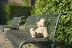 αντέξτε τον πάγκο που χάνεται teddy Στοκ Εικόνες αντέξτε τον πάγκο που χάνεται teddy Στοκ Εικόνες