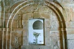 Αντίθεση μεταξύ των αντικειμένων σχεδίου και της παλαιάς κατασκευής στοκ εικόνες με δικαίωμα ελεύθερης χρήσης Αντίθεση μεταξύ των αντικειμένων σχεδίου και της παλαιάς κατασκευής στοκ εικόνες με δικαίωμα ελεύθερης χρήσης