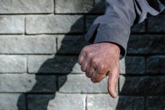 Αντίχειρας κάτω από το σημάδι χεριών Χέρι των ατόμων χειρονομίας της απέχθειας και αρνητικός Έννοια της διαφωνίας, αποστροφή, δυσ στοκ εικόνα με δικαίωμα ελεύθερης χρήσης Αντίχειρας κάτω από το σημάδι χεριών Χέρι των ατόμων χειρονομίας της απέχθειας και αρνητικός Έννοια της διαφωνίας, αποστροφή, δυσ στοκ εικόνα με δικαίωμα ελεύθερης χρήσης