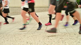 Ανταγωνιστές δρομέων που αρχίζουν έναν υπερβολικό τρέχοντας ανταγωνισμό ιχνών - λεπτομέρεια των ποδιών των δρομέων στην έναρξη εν φιλμ μικρού μήκους Ανταγωνιστές δρομέων που αρχίζουν έναν υπερβολικό τρέχοντας ανταγωνισμό ιχνών - λεπτομέρεια των ποδιών των δρομέων στην έναρξη εν φιλμ μικρού μήκους