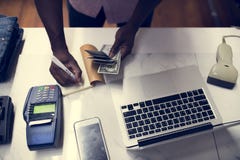 Ανταλλαγή των χρημάτων με τα προϊόντα στοκ εικόνες Ανταλλαγή των χρημάτων με τα προϊόντα στοκ εικόνες