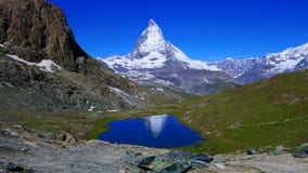Αντανάκλαση του Matterhorn στην Ελβετία απόθεμα βίντεο Αντανάκλαση του Matterhorn στην Ελβετία απόθεμα βίντεο