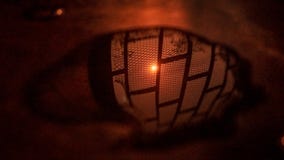 Αντανάκλαση ανατολής στο νερό στοκ εικόνα με δικαίωμα ελεύθερης χρήσης Αντανάκλαση ανατολής στο νερό στοκ εικόνα με δικαίωμα ελεύθερης χρήσης