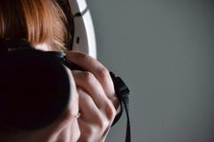 Αντανάκλαση ενός redhead κοριτσιού στα ακουστικά και με μια κάμερα στοκ εικόνες Αντανάκλαση ενός redhead κοριτσιού στα ακουστικά και με μια κάμερα στοκ εικόνες