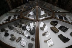 Αντανάκλαση σε περίπτωση επίδειξης κρυστάλλων στοκ εικόνες Αντανάκλαση σε περίπτωση επίδειξης κρυστάλλων στοκ εικόνες