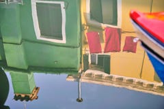 Αντανάκλαση στο κανάλι στη Βενετία, ΙΤΑΛΙΑ στοκ φωτογραφία Αντανάκλαση στο κανάλι στη Βενετία, ΙΤΑΛΙΑ στοκ φωτογραφία
