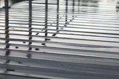 Αντανάκλαση στο νερό στο ξύλινο για τους πεζούς δάπεδο τη βροχερή ημέρα στοκ φωτογραφία με δικαίωμα ελεύθερης χρήσης Αντανάκλαση στο νερό στο ξύλινο για τους πεζούς δάπεδο τη βροχερή ημέρα στοκ φωτογραφία με δικαίωμα ελεύθερης χρήσης