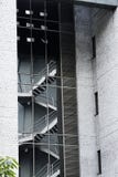 Αντανάκλαση των σκαλοπατιών έκτακτης ανάγκης στο γυαλί ενός σύγχρονου κτηρίου με τους γκρίζους τοίχους τσιμέντου στοκ εικόνες Αντανάκλαση των σκαλοπατιών έκτακτης ανάγκης στο γυαλί ενός σύγχρονου κτηρίου με τους γκρίζους τοίχους τσιμέντου στοκ εικόνες