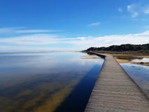 Αντανακλάσεις και ξύλινη πορεία laguna της παραλίας Chia SU Giudeu - Σαρδηνία στοκ φωτογραφία με δικαίωμα ελεύθερης χρήσης Αντανακλάσεις και ξύλινη πορεία laguna της παραλίας Chia SU Giudeu - Σαρδηνία στοκ φωτογραφία με δικαίωμα ελεύθερης χρήσης