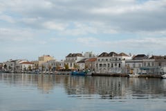 Αντανακλάσεις στον ποταμό που τρέχει μέσω της πόλης στοκ φωτογραφία με δικαίωμα ελεύθερης χρήσης Αντανακλάσεις στον ποταμό που τρέχει μέσω της πόλης στοκ φωτογραφία με δικαίωμα ελεύθερης χρήσης
