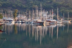 Αντανακλάσεις των γιοτ σε Marmaris σε ένα όμορφο θερινό βράδυ στοκ φωτογραφία Αντανακλάσεις των γιοτ σε Marmaris σε ένα όμορφο θερινό βράδυ στοκ φωτογραφία