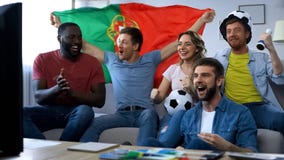 Αντιστοιχία προσοχής ανεμιστήρων της Πορτογαλίας Multiethnic στο σπίτι, που γιορτάζει το στόχο από κοινού στοκ εικόνες με δικαίωμα ελεύθερης χρήσης Αντιστοιχία προσοχής ανεμιστήρων της Πορτογαλίας Multiethnic στο σπίτι, που γιορτάζει το στόχο από κοινού στοκ εικόνες με δικαίωμα ελεύθερης χρήσης
