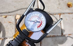 Αντλία αυτοκινήτων Ο αυτόματος συμπιεστής αυτοκινήτων θα σας βοηθήσει να αντλήσετε τον αέρα όχι μόνο στις ρόδες του αυτοκινήτου σ στοκ εικόνες Αντλία αυτοκινήτων Ο αυτόματος συμπιεστής αυτοκινήτων θα σας βοηθήσει να αντλήσετε τον αέρα όχι μόνο στις ρόδες του αυτοκινήτου σ στοκ εικόνες