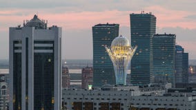 Ανυψωμένη άποψη νύχτας πέρα από το κέντρο πόλεων και το κεντρικό εμπορικό κέντρο με τους κίτρινους πύργους Timelapse, Καζακστάν, απόθεμα βίντεο Ανυψωμένη άποψη νύχτας πέρα από το κέντρο πόλεων και το κεντρικό εμπορικό κέντρο με τους κίτρινους πύργους Timelapse, Καζακστάν, απόθεμα βίντεο