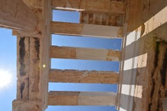 Ανώτατες στήλες του Propylaea της ακρόπολη της Αθήνας s στο Acroplis της Αθήνας Ιστορία, αρχιτεκτονική, ταξίδι, κρουαζιέρες στοκ εικόνες Ανώτατες στήλες του Propylaea της ακρόπολη της Αθήνας s στο Acroplis της Αθήνας Ιστορία, αρχιτεκτονική, ταξίδι, κρουαζιέρες στοκ εικόνες