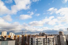 Ανώτερα πατώματα των ψηλών κτιρίων στα σύννεφα στοκ εικόνες με δικαίωμα ελεύθερης χρήσης Ανώτερα πατώματα των ψηλών κτιρίων στα σύννεφα στοκ εικόνες με δικαίωμα ελεύθερης χρήσης