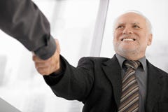 Ανώτερα χέρια τινάγματος επιχειρηματιών στοκ φωτογραφία Ανώτερα χέρια τινάγματος επιχειρηματιών στοκ φωτογραφία