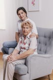 Ανώτερη γυναικεία συνεδρίαση στην πολυθρόνα στη ιδιωτική κλινική, ενισχυτική νοσοκόμα πίσω από την στοκ φωτογραφίες με δικαίωμα ελεύθερης χρήσης Ανώτερη γυναικεία συνεδρίαση στην πολυθρόνα στη ιδιωτική κλινική, ενισχυτική νοσοκόμα πίσω από την στοκ φωτογραφίες με δικαίωμα ελεύθερης χρήσης