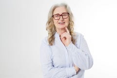 Ανώτερη επιχειρησιακή γυναίκα με τα μοντέρνα γυαλιά και το πρόσωπο ρυτίδων που απομονώνεται στο άσπρο υπόβαθρο Ώριμη υγιής κυρία στοκ φωτογραφία με δικαίωμα ελεύθερης χρήσης Ανώτερη επιχειρησιακή γυναίκα με τα μοντέρνα γυαλιά και το πρόσωπο ρυτίδων που απομονώνεται στο άσπρο υπόβαθρο Ώριμη υγιής κυρία στοκ φωτογραφία με δικαίωμα ελεύθερης χρήσης