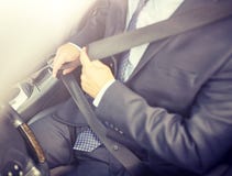 Ανώτερη ζώνη ασφαλείας αυτοκινήτων επιχειρηματιών στερεώνοντας στοκ εικόνες Ανώτερη ζώνη ασφαλείας αυτοκινήτων επιχειρηματιών στερεώνοντας στοκ εικόνες