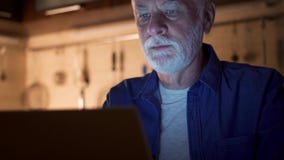 Ανώτερο άτομο freelancer που χρησιμοποιεί το lap-top τη νύχτα από το Υπουργείο Εσωτερικών Καταπονημένος επιχειρηματίας που εργάζε απόθεμα βίντεο Ανώτερο άτομο freelancer που χρησιμοποιεί το lap-top τη νύχτα από το Υπουργείο Εσωτερικών Καταπονημένος επιχειρηματίας που εργάζε απόθεμα βίντεο