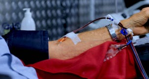 Ανώτερο άτομο που δίνει το αίμα στην τράπεζα αίματος 4k απόθεμα βίντεο Ανώτερο άτομο που δίνει το αίμα στην τράπεζα αίματος 4k απόθεμα βίντεο