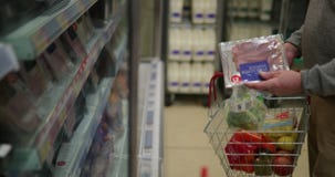 Ανώτερο άτομο που κάνει τις αγορές τροφίμων φιλμ μικρού μήκους Ανώτερο άτομο που κάνει τις αγορές τροφίμων φιλμ μικρού μήκους