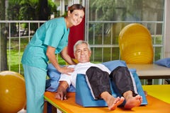 Ανώτερο άτομο που παίρνει rehab
