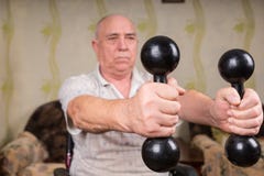 Ανώτερο άτομο στην αναπηρική καρέκλα ανυψωτικοί αλτήρες στο σπίτι Στοκ Εικόνα Ανώτερο άτομο στην αναπηρική καρέκλα ανυψωτικοί αλτήρες στο σπίτι Στοκ Εικόνα