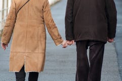 ανώτερο ζεύγος που περπατά στην οδό που κρατά τα ο ένας του άλλου δάχτυλα στην πίσω άποψη στοκ φωτογραφίες με δικαίωμα ελεύθερης χρήσης ανώτερο ζεύγος που περπατά στην οδό που κρατά τα ο ένας του άλλου δάχτυλα στην πίσω άποψη στοκ φωτογραφίες με δικαίωμα ελεύθερης χρήσης