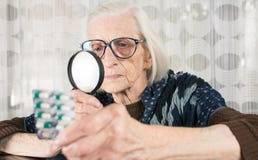 Ανώτερο όνομα χαπιών ανάγνωσης γυναικών με την ενίσχυση - γυαλί στοκ εικόνες Ανώτερο όνομα χαπιών ανάγνωσης γυναικών με την ενίσχυση - γυαλί στοκ εικόνες