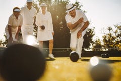 Ανώτεροι άνθρωποι που παίζουν boules σε ένα πάρκο στοκ εικόνες Ανώτεροι άνθρωποι που παίζουν boules σε ένα πάρκο στοκ εικόνες
