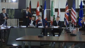 Ανώτεροι υπάλληλοι που προετοιμάζονται για τη διεθνή σύνοδο κορυφής φιλμ μικρού μήκους Ανώτεροι υπάλληλοι που προετοιμάζονται για τη διεθνή σύνοδο κορυφής φιλμ μικρού μήκους